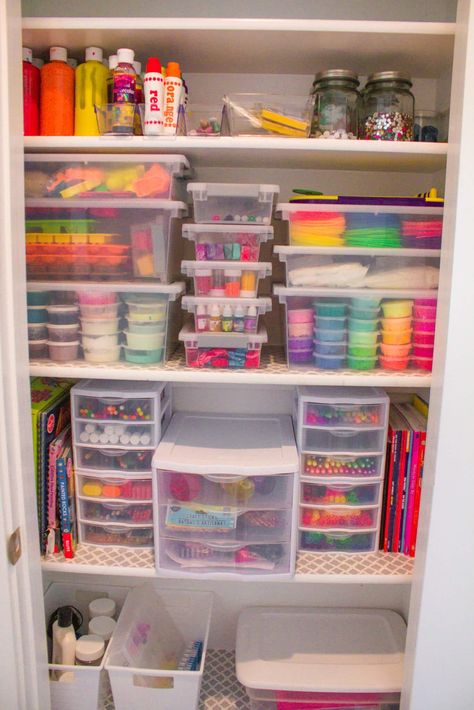 Art Closet, Kids Crafts Organization, Rangement Art, Craft Closet Organization, Organized Closet, Organized Pantry, Kids Craft Supplies, Art Supply Organization, Playroom Organization