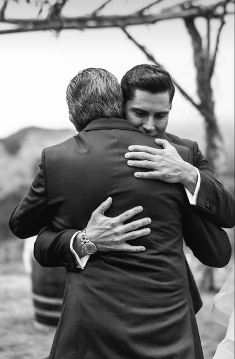 Father Son Wedding Photos, Loewe Moodboard, Relationship Photoshoot, Jasper Wedding, Wedding December, Groomsmen Wedding Photos, Wedding Foto, Groomsmen Poses, Long Distance Dating