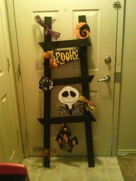 Halloween ladder Wood Ladder Decor, Ladder Art, Halloween Wood Crafts, Whimsical Halloween, Adornos Halloween, Felt Halloween, Wood Crafts Diy, Halloween Diy Crafts, Wood Creations