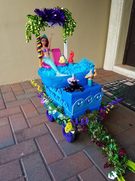 Show Box Float Ideas, Shoe Box Float Ideas Kids, Fiesta Float Ideas For School, School Fun Days, Shoe Box Float, Kids Parade Floats, Fiesta Float, Shoebox Float, Mardi Gras Floats