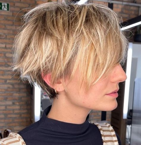 Long Shaggy Beach Blonde Pixie Short Haircut Blonde, Uneven Bangs, Short Haircuts Ideas, Long Shaggy, Pixie Haircut Ideas, Chic Short Hair, Short Shag Haircuts, Haircuts Ideas, Fine Straight Hair