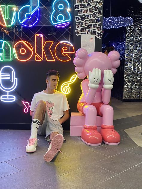 Uniqlo Kaws Outfit, Kaws Outfit, Streetwear Fashion Ideas, Uniqlo Outfit, Streetwear Fashion Menswear, Streetwear Fashion Urban, Uniqlo Style, Professional Man, Handsome Male Models