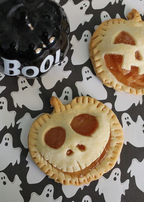 Mini Apple Pumpkin Pies for Halloween. You can make a classic Jack-O-Lantern face or my favorite, Jack Skellington! Such a delicious Halloween treat! #halloween #halloweentreat #thenightmarebeforechristmas #jackskellington #pie #dessert Halloween Apple Pie Ideas, Halloween Pie Crust, Halloween Apple Pie, Pumpkin Shaped Cookies, Halloween Pumpkin Cake, Apple Pumpkin Pie, Delicious Halloween Treats, Halloween Deserts, Halloween Apples