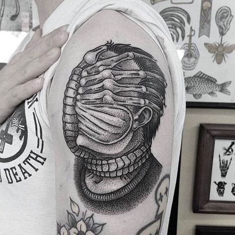 Face hugger / excellent shading Face Hugger Tattoo, Facehugger Tattoo, Contemporary Tattoo, Face Hugger, Shoulder Tattoos, Sleeves Ideas, Shoulder Tattoo, Tattoo Drawings, Skull Tattoo