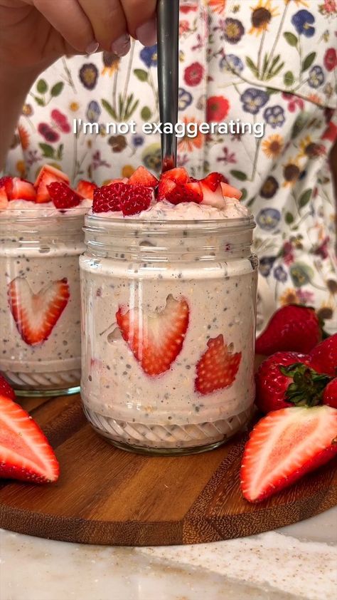 Overnight Oats With Strawberries, Strawberry Overnight Oats Recipe, Oats With Strawberries, Diced Strawberries, Strawberry Overnight Oats, Best Overnight Oats Recipe, Oat Recipes Healthy, Frozen Strawberry, Overnight Oats Recipe Healthy