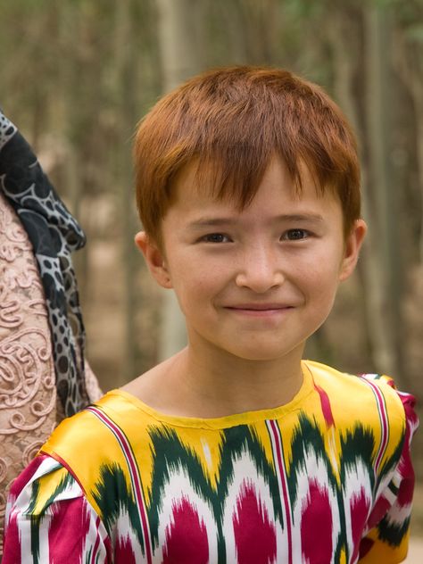 A Uyghur girl with red hair from China's Xinjiang region Red Hair Gene, Red Hair Brown Eyes, Human Diversity, European Ancestry, Red Blonde Hair, Natural Red Hair, Unique People, Red To Blonde, Gray Eyes