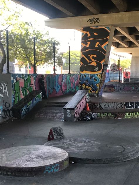 Skateparkkkk Skateboard Shop Aesthetic, Skateboard Aesthetic Pictures, Skatepark Drawing, Skateboards Aesthetic, Skate Park Graffiti, Skate Park Aesthetic, Skatepark Aesthetic, Sk8 Aesthetic, Skate Park Background