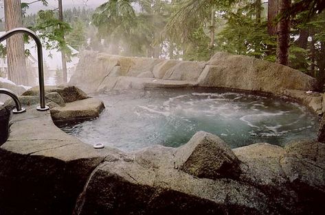 Hot springs hot tub This tub, surrounded by rock and stone, looks like a naturally occurring hot spring. This is a great look if you’re trying to keep your cottage decor as close to nature as possible. Kleiner Pool Design, Casa Hobbit, Outdoor Hot Tub, Hot Tub Backyard, Tub Ideas, Small Pool Design, Tub Pools, Dream Pools, Small Pool