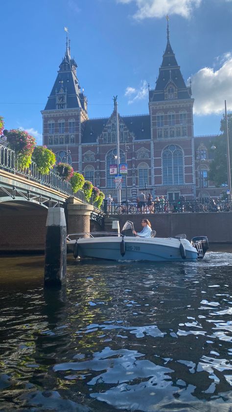 Rijks Museum Amsterdam, Summer In Netherlands, Belanda Aesthetic, Amsterdam Aesthetic Summer, Amsterdam In Summer, Amsterdam Lifestyle, Amsterdam Boat, Amsterdam Museums, Summer In Amsterdam