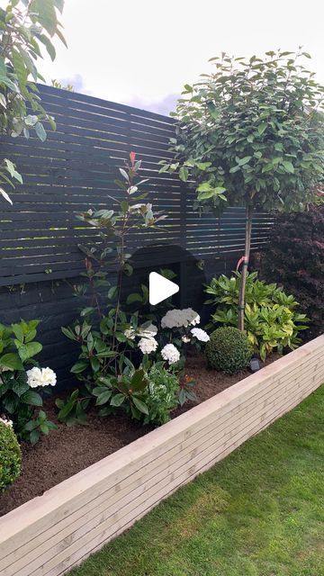 Garden Beds Along House, Garden On Fence Ideas, Planting Borders Ideas, Kjg Home Garden, Small Garden Landscape Ideas, Home Outdoor Garden, Backyard Garden Bed Ideas, Back Garden Ideas Landscaping, Shared Garden Ideas