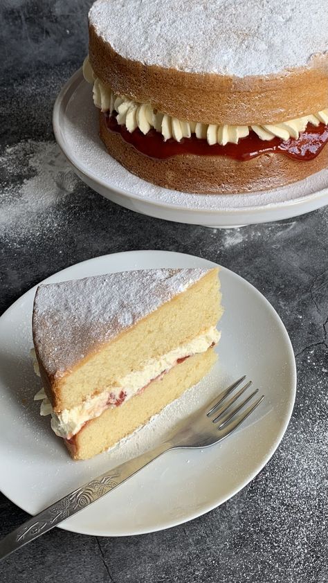 Victoria Sponge Aesthetic, Victorian Cake Recipe, Victoria's Sponge Cake, Queen Victoria Sponge Cake, Victoria Sponge Cake Aesthetic, Sponge Cake Design, Great British Bake Off Aesthetic, Victoria Sponge Cake Decoration Birthday, Sponge Cake Aesthetic