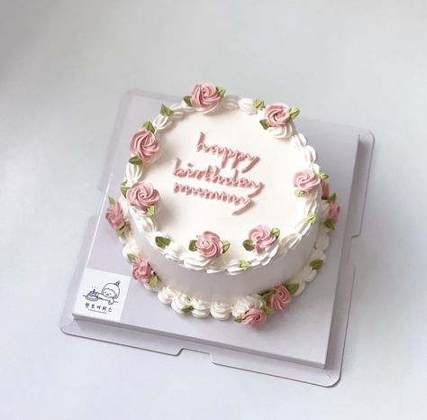 Small Birthday Cake For Mom, Minimalist Cake With Flowers, Rose Bento Cake, Flower Themed Birthday Cake, Birthday Cake For Mom Unique, Cake Design For Mom, Bday Cake For Mom, Flower Themed Cake, Cute Birthday Cake Ideas