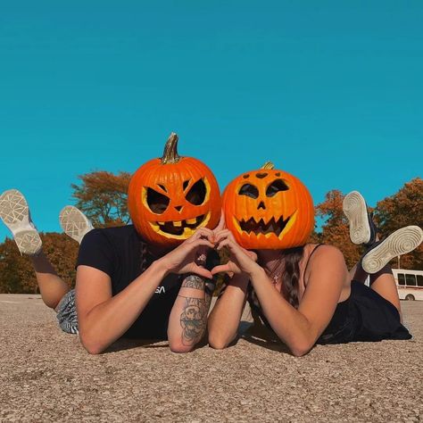 Pumpkin On Head Photoshoot Friends, Pumpkin Pics With Friends, Pumpkin Head Best Friend Photoshoot, Pumpkin Head Photoshoot Friends Black, Pumpkin Photoshoot Friends, Best Friend Pumpkin Head Photoshoot, Pumpkin Patch Photoshoot Friends, Graveyard Shoot, Pumpkin Head Shoot