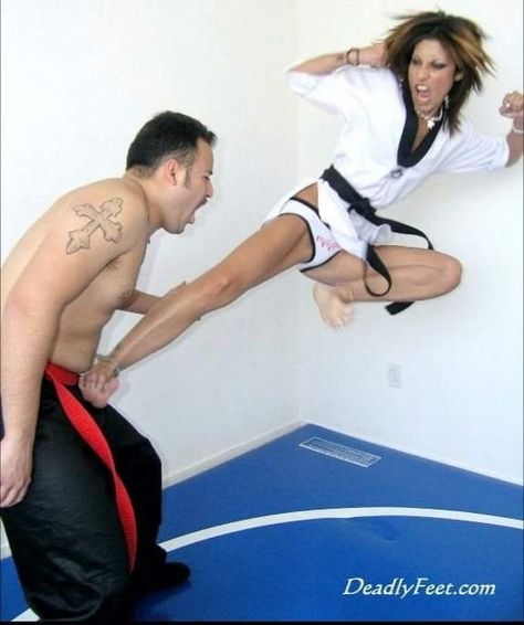 Fighter Workout, Women Karate, Male Vs Female, Self Defense Women, Female Martial Artists, Mixed Wrestling, Martial Arts Girl, Combat Training, Karate Girl