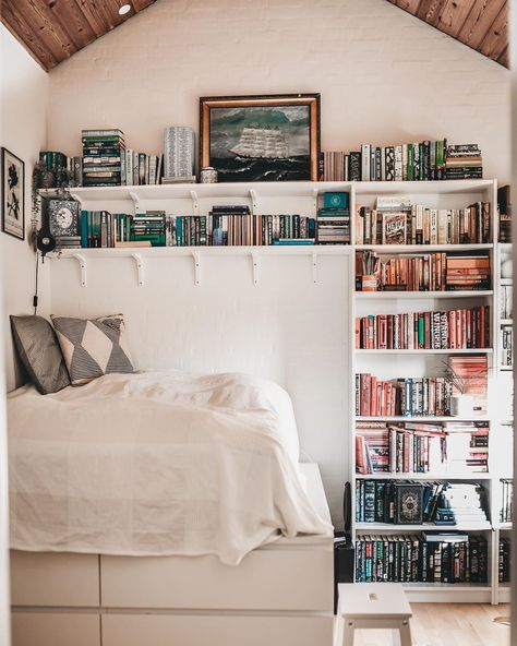 Silke Wadskjær Mølgaard’s Instagram photo: “I always show you guys my reading nook, but actually a lot of my books are stored above my bed, on shelves extending from the bookshelves…” Reading Bedroom Aesthetic, Bedroom Bookshelf Ideas, Bedroom Bookshelf, Bookshelf Ideas, Bookshelf Inspiration, Bookshelves In Bedroom, Home Library Design, Small Bed, White Shelves