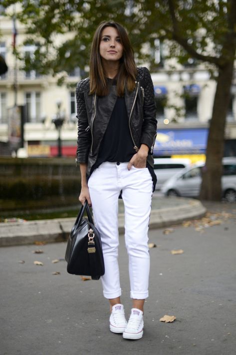 Black T-Shirt + White Boyfriend Jeans + White Sneakers + Black Leather Jacket Witte Jeans Outfit, How To Wear White Converse, How To Wear White Jeans, White Outfits For Women, White Boyfriend Jeans, Converse Outfits, Black And White Outfit, Look Jean, White Jeans Outfit