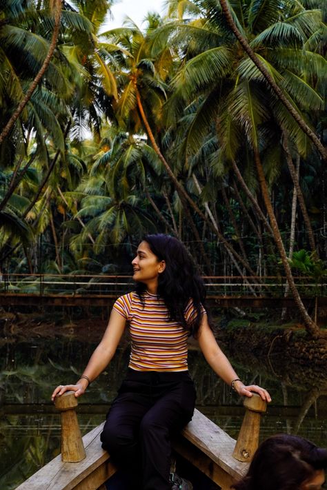 Honnavar Boating Photoshoot, Kerala Poses For Women, Kerala Photography Poses, Kanyakumari Photography Poses, Allepey Photography, Monsoon Trip Outfits For Women, Wayanad Photography Poses, Kerala Photoshoot Ideas, Kerala Outfits Women Travel