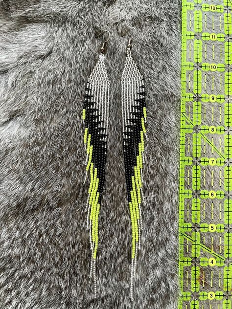 Caribou Tufting, Loom Designs, Shoulder Duster Earrings, Seed Bead Jewelry Patterns, Homemade Earrings, Bead Loom Designs, Beaded Fringe Earrings, Native American Beaded Earrings, Beaded Earring