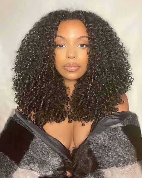 The Mia Moore, Mia Moore Instagram, Curly Hair Dark Skin, Curly Hair Sew In, Hair Goal, Curly Weave Hairstyles, Girl Hairstyle, Curly Hair Types, Mega Hair