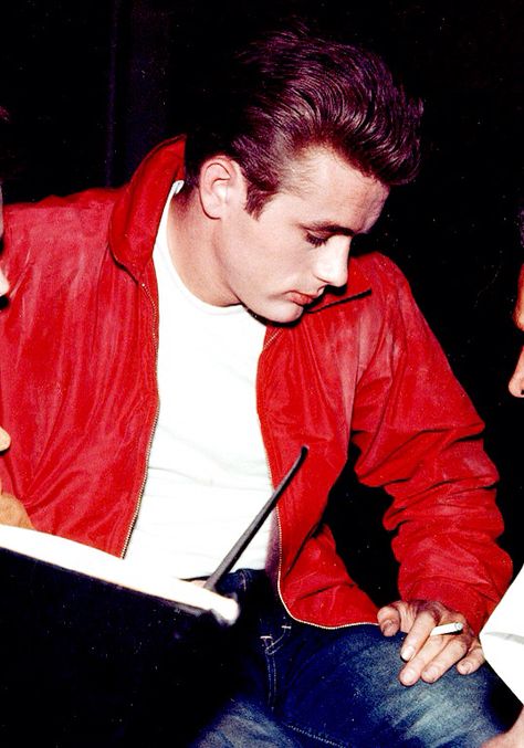 Jim Stark, James Dean Photos, Jimmy Dean, Charles Chaplin, East Of Eden, Actor James, Hollywood Men, Bad Picture, Natalie Wood