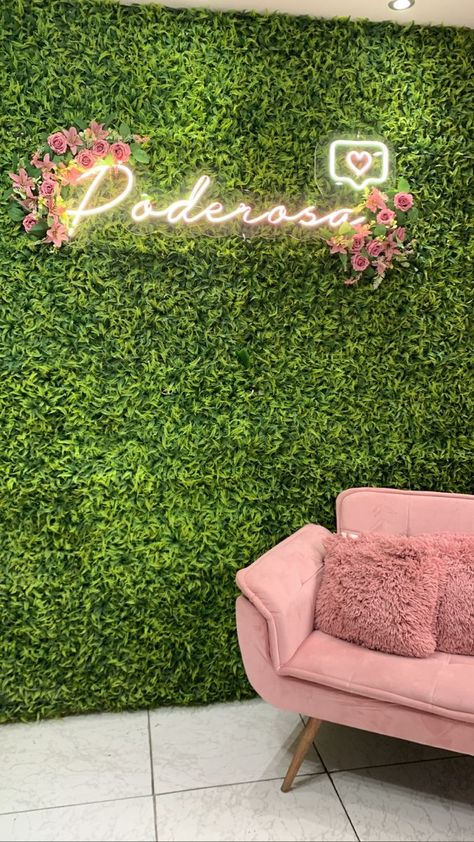 Green Selfie Wall, Content Wall Ideas, Grass Wall With Flowers, Salon Backdrop Ideas, Area Instagramavel, Boutique Rosa, Studio Rosa, Nail Room Ideas, Beauty Room Salon