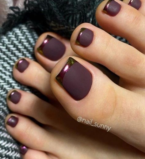 Fall Chrome Pedicure, Pink Accent Nail Ideas, Toenail Colors For Fall 2022, Professional Nail Designs For Work, Pedicure Fall 2023, Feet Nails Design Pedicures, Pedicure Gel Ideas, Polished Toenails, Toe Pedicure Ideas