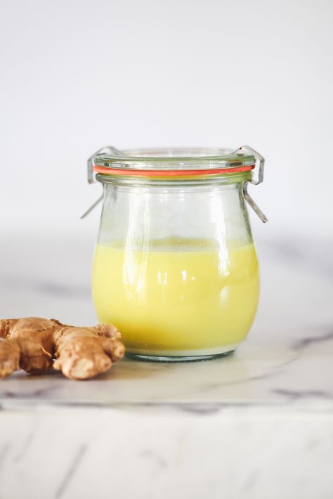 A recipe for how to juice ginger with or without a juicer. Ginger juice has many health benefits from detox, to digestion, to antioxidants. How To Juice Ginger, Ginger Juice Recipe, Ginger Juice Benefits, Ginger Tea Benefits, Juice Benefits, Ginger Lemonade, Spicy Cocktail, Health Benefits Of Ginger, Ginger Water