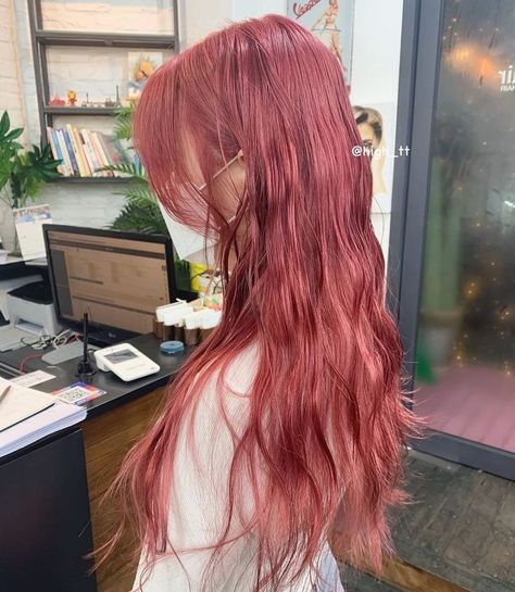 Beauty Catalogue, Pinkish Red Hair, Raspberry Hair Color, Salmon Hair, Raspberry Hair, Hair Charm, Reddish Hair, Coral Hair, Magenta Hair