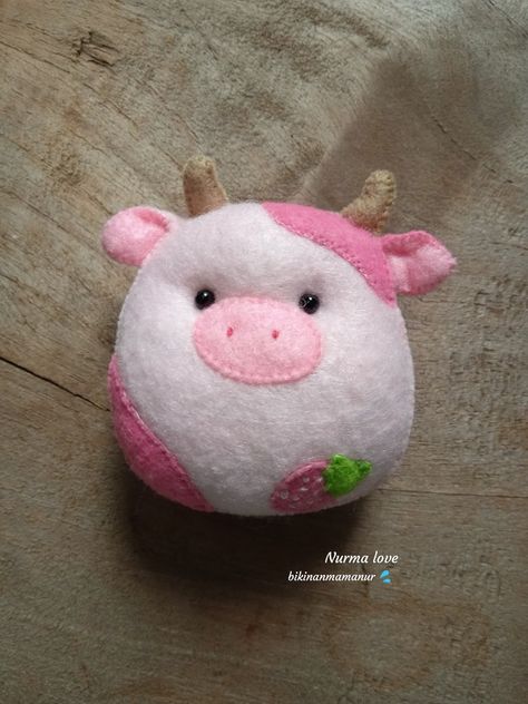 Felt Squishmallow, Easy Sew Plushies, Kawaii Felt Plushies, Cute Hand Sewing Projects, Aesthetic Felt Crafts, Felt Plushies Pattern Free, Felt Crafts Flowers, Felt Plushies, Felt Plushie