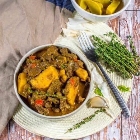 Jamaican curry beef Jamaican Steamed Cabbage Recipe, Curried Goat Recipe, Beef Curry Recipe, Slow Cooker Curry, Steamed Cabbage, Paleo Slow Cooker, Jamaican Curry, Beef Curry, Coconut Milk Curry