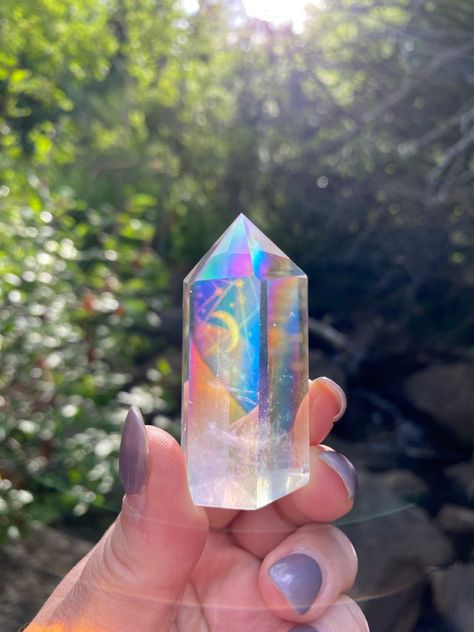 Blue Aura Quartz, Crystal Gems Steven Universe, Crystal Lamps, Rainbow Aura Quartz, Aura Quartz Crystal, Crystal Aesthetic, Crystals Healing Properties, Rainbow Aura, Aura Crystals