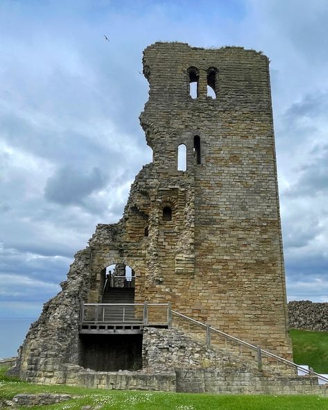 Scarborough Castle ruins, built in 1159 by King Henry II, the views out over the north and south bays are amazing #visitengland #historicalsites #daysout Windy Hair, Scarborough Castle, Uk Beaches, Weekend Break, British Seaside, Visiting England, Life Lately, King Henry, Castle Ruins