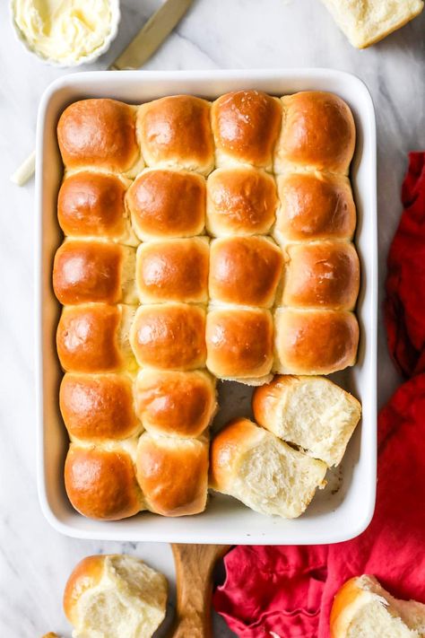 Make ahead dinner rolls are the perfect holiday dinner side! My version bakes up with a beautiful golden brown color and soft and fluffy texture. They can be baked the same day too! Dinner Rolls Make Ahead, Mini Dinner Rolls, Thanksgiving Rolls Make Ahead, Overnight Dinner Rolls, Large Batch Dinner Rolls, Thanksgiving Dinner Rolls Make Ahead, Make Ahead Rolls, Overnight Dinner Rolls Recipe, Make Ahead Rolls For Thanksgiving