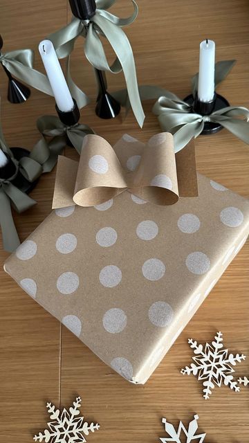 Gift Wrapping Topper Ideas, Paper Gift Toppers Diy, Present Toppers Christmas, Wrapping Paper Scraps, Washi Tape Christmas Wrapping, Washi Tape Present Wrapping, Decorate Brown Wrapping Paper, Thrifty Christmas, Toppers Diy