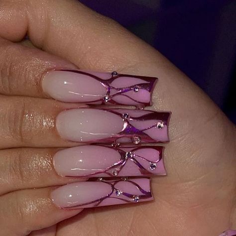 arelly💫 on Instagram: "Ombré with a touch of chrome 🪄 #acrylicnails #chromenails #nonailsnolife" Taurus Birthday Nails, Chrome Design, Pink Chrome Nails, Chrome Nails Designs, Drip Nails, Dope Nail Designs, Short Square Acrylic Nails, Long Square Acrylic Nails, Unique Acrylic Nails