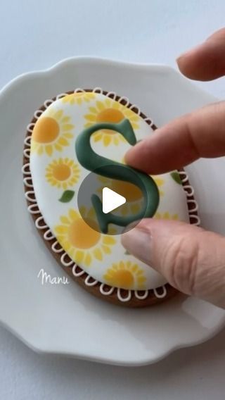 Manu - Manuela Pezzopane on Instagram: "S is for…   #airbrushedcookies #monogramcookies #oddlysatisfying #biscottidecorati #ghiacciareale" Sweets Ideas, Frosting Flowers, Monogram Cookies, Cake Tips, Royal Iced Cookies, Baking Hacks, Icing Techniques, Icing Frosting, Beautiful Cookies