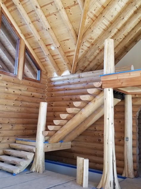 Log Staircase, Open Staircase Ideas, Lodge Interiors, Cabin Stairs, Log Cabin House Plans, Diy Log Cabin, Timber Frame Cabin, Rustic Stairs, Lake House Interior