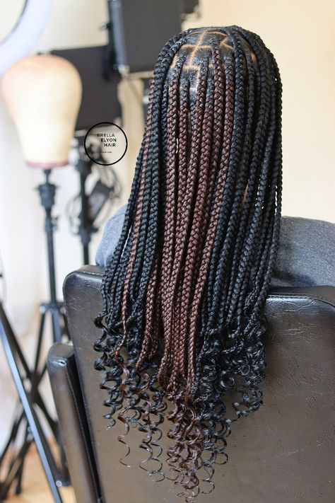 Knotless Box Braids Medium Curls At The End, Mid Back Knotless Braids With Curls, Medium Knotless Box Braids With Color, Knotless Braids Hairstyles Medium, Medium Knotless Box Braids With Curls, Braids For Black Women Medium, Curled Knotless Braids, Medium Part Knotless Braids, Medium Knotless With Curls