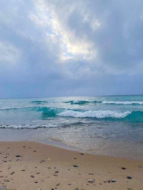 Winter At The Beach, Sea Scapes, Wave Beach, Art 2024, Sea Ocean, Sea And Ocean, Ocean Waves, Oahu, Dream Vacations