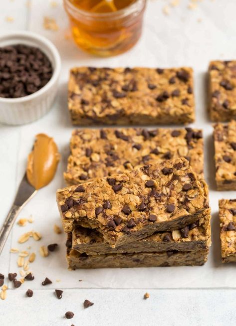 The BEST peanut butter protein bars. How to make homemade protein bars with oatmeal, honey, and protein powder that are no-bake and healthy! Hike Snacks, Protein Bar Recipe Healthy, Homemade Protein Bars, Healthy Protein Bars, Peanut Butter Protein Bars, Bake Healthy, Peanut Butter Snacks, Protein Bars Homemade, Honey Chocolate