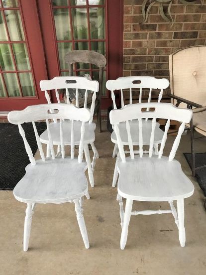 I loved my mama's old chairs, but they desperately needed a new look. So let me teach you the perfect hack for painting you chairs! chairs | diy chairs | diy painting | diy furniture upcycles | furniture | diy furniture | diy upcycles | furniture upcycles | painting | painted chairs | diy funiture painting | easy painting | painting Painted Chairs Diy, Paint Chairs, Chalk Paint Chairs, Distressing Painted Wood, How To Whitewash, Antique Dining Chairs, Chair Makeover, Old Chairs, Table Makeover