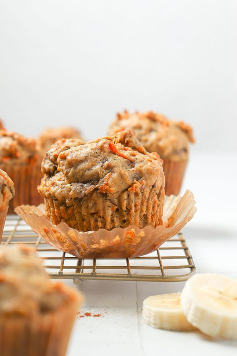 Fluffy Carrot Banana Muffins with No Refined Sugar - Wooed By The Food Carrot Banana Muffins, Sugar Free Banana Muffins, Banana Carrot Muffins, Toddler Muffins, Honey Muffins, Sugar Carrots, Baby Muffins, Weaning Foods, Carrot Muffins