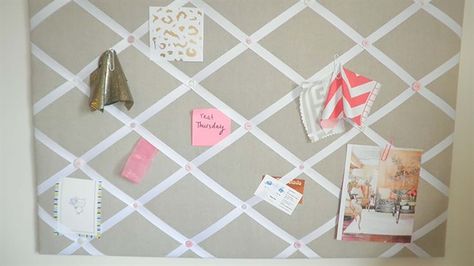 Make your own fabric pinboard - so easy and stylish! Military Housing Hacks, Linen Pinboard, Pinboard Diy, Army Time, Diy Pin Board, Pinboard Ideas, Make Your Own Pins, Ribbon Board, Pin Board Ideas