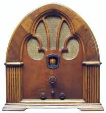 1930s radio 1930s Radio, Radio Aesthetic, Philco Radio, Electrical Gadgets, Old Radio, House Essentials, Bamboo Plates, Old Time Radio, Retro Radio