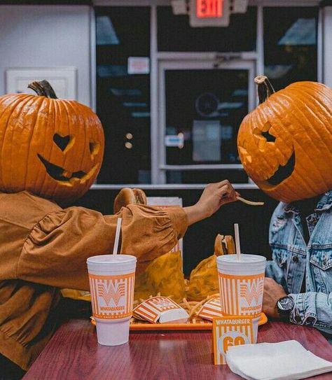 Halloween Dates For Couples, Halloween Instagram Pictures, Halloween Date Ideas, Halloween Couple Costume Ideas, Halloween Date Night, Fotos Halloween, Couple Costume Ideas, Halloween Couple Costume, Pumpkin Patch Photoshoot