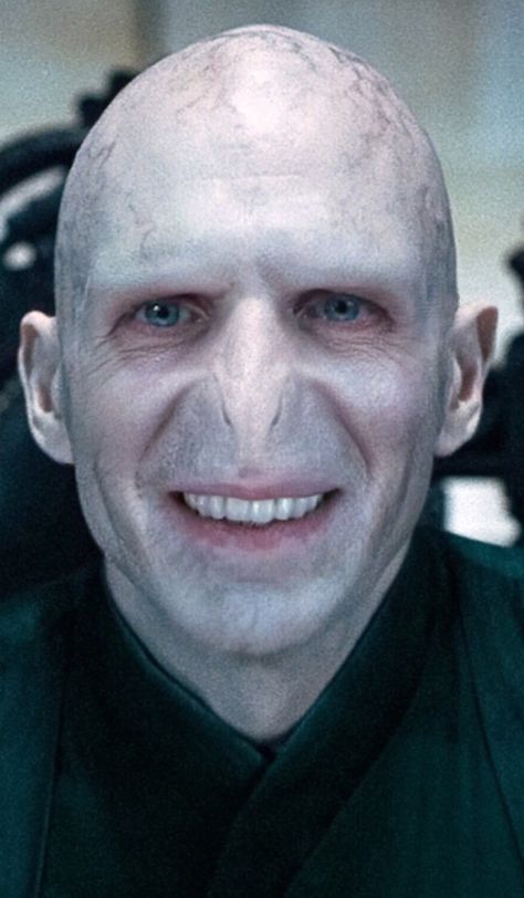 I’ve been trying different filters on voldemort’s pic and when I saw this I burst out into laugh Voldemort Makeup, Voldemort Nose, Voldemort Costume, Hp Tattoo, Bald Cap, Anniversaire Harry Potter, Going Bald, Ralph Fiennes, Art Basics