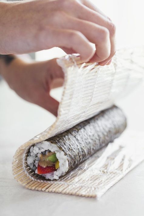 Simple Sushi, Sushi Vegan, Vegan Sushi Rolls, Kinds Of Sushi, Make Your Own Sushi, Sushi Mat, Sushi Boat, Sushi Roll Recipes, Easy Sushi