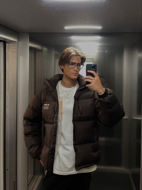 College Outfits Men Winter, Men's Casual Outfits Winter, Puffer Jacket Outfits, College Outfits Men, Kpop Fashion Men, Shirt Outfit Men, Japan Outfit, Date Outfit Casual, Winter Fit