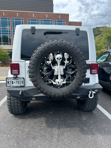 Skeleton On Jeep Tire Halloween, Car Decor Halloween, Jeep Tire Halloween Decorations, White Jeep Decor, Jeep Skeleton Ideas, Jeep Halloween Decorations, Jeep Wrangler Halloween Ideas, Decorate Jeep For Christmas, Halloween Jeep Wrangler Decorations