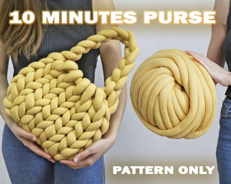 ☀️10 MINUTES PURSE easy arm knit pattern written in ENGLISH with US standard terms ➕VIDEO TUTORIAL 🤍It's SUPER EASY arm knitting pattern for trendy purse! Chunky Yarn Bag, Knit Tutorials, Purse Crochet Pattern, Arm Crocheting, Chunky Yarn Crochet, Arm Knitting Yarn, Knitting Bag Pattern, Arm Knit, Finger Crochet